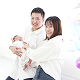 夫婦が新生児を一緒に抱っこしている様子
