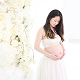 妊婦が大きく膨らんだお腹を愛おしそうに見つめる様子