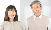 微笑む老夫婦