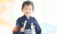 紺の着物を着た男の子
