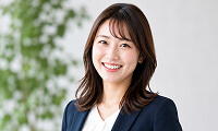 ビジネススーツを着て微笑む女性