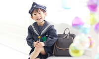 制服で写真を撮る男の子
