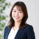 ビジネススーツを着て微笑む女性