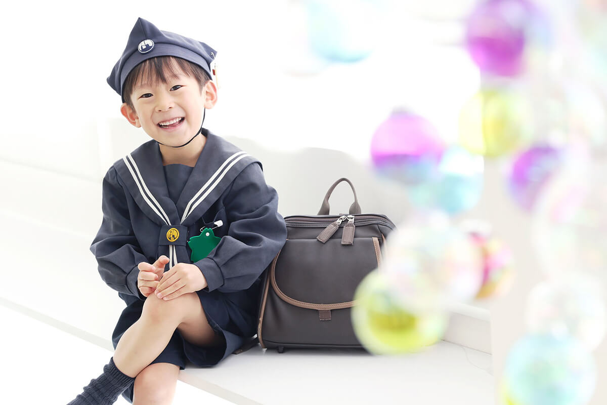 制服で写真を撮る男の子
