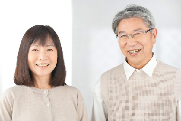 微笑む老夫婦