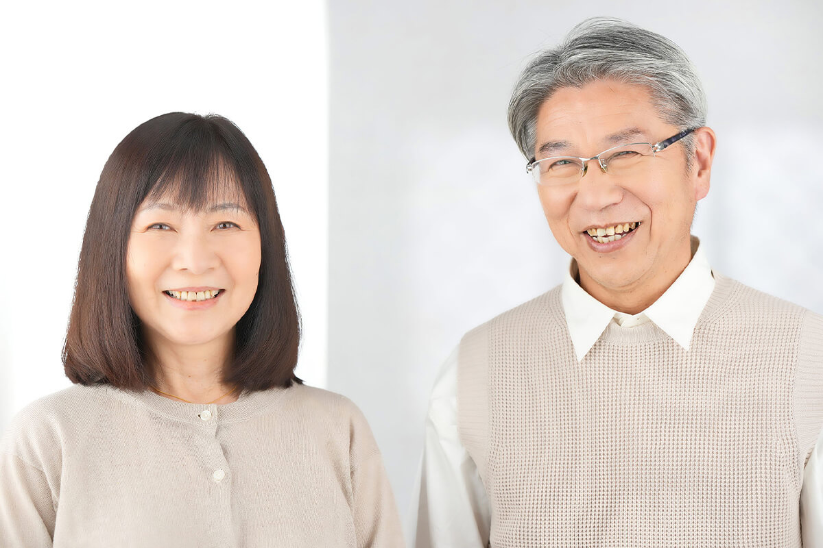 微笑む老夫婦