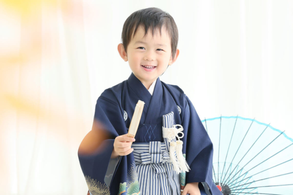 紺の着物を着た男の子